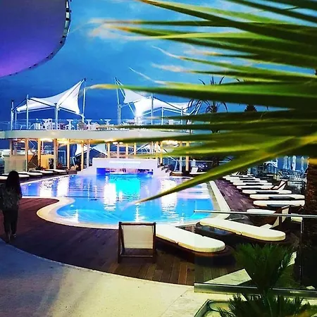 Mario Beachside Summerland * Mamaia